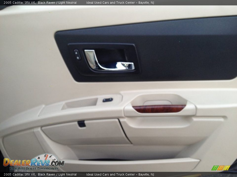 2005 Cadillac SRX V6 Black Raven / Light Neutral Photo #7