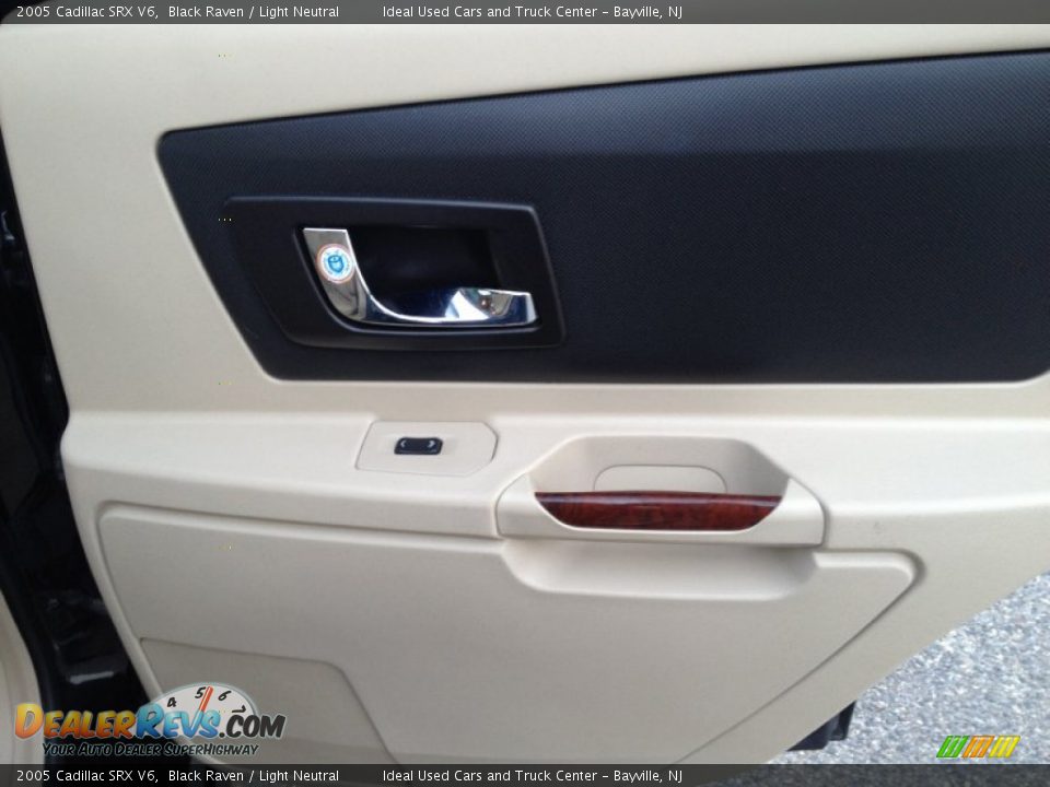 2005 Cadillac SRX V6 Black Raven / Light Neutral Photo #10