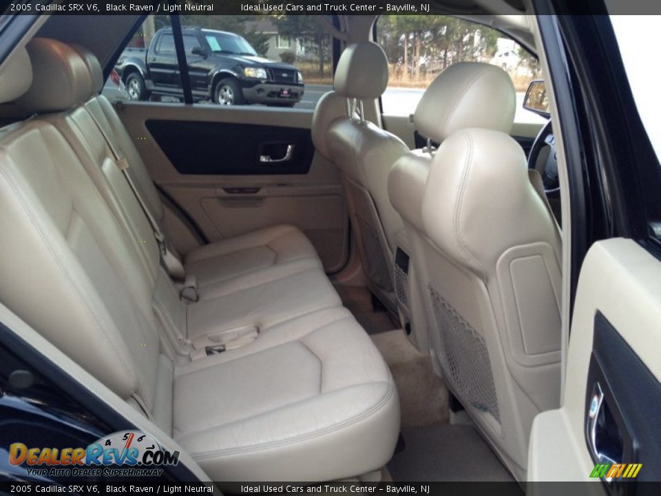2005 Cadillac SRX V6 Black Raven / Light Neutral Photo #11