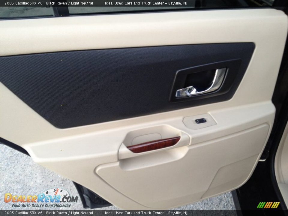 2005 Cadillac SRX V6 Black Raven / Light Neutral Photo #19