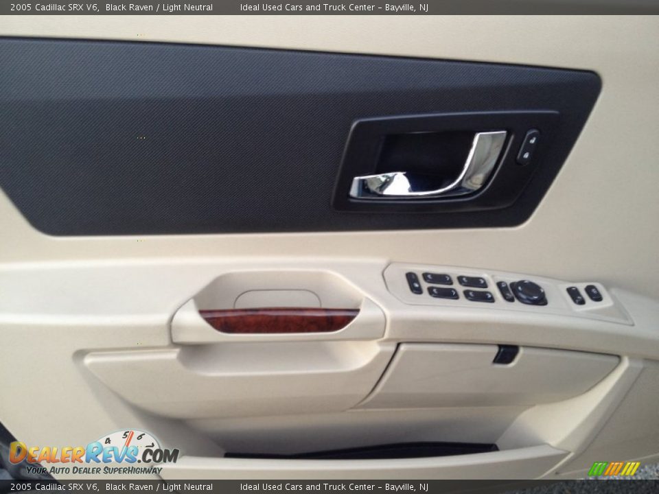 2005 Cadillac SRX V6 Black Raven / Light Neutral Photo #24