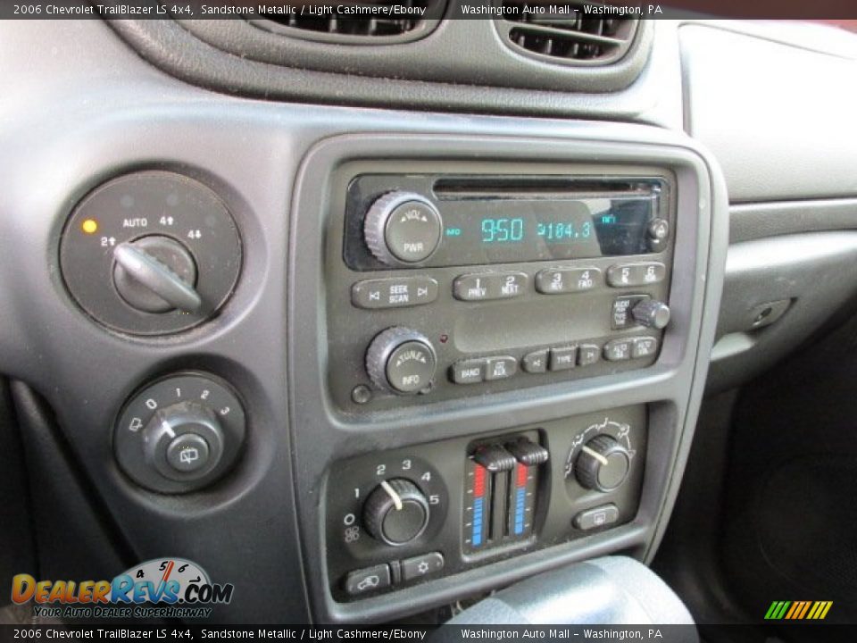2006 Chevrolet TrailBlazer LS 4x4 Sandstone Metallic / Light Cashmere/Ebony Photo #15