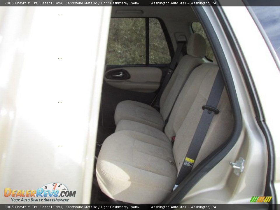 2006 Chevrolet TrailBlazer LS 4x4 Sandstone Metallic / Light Cashmere/Ebony Photo #17