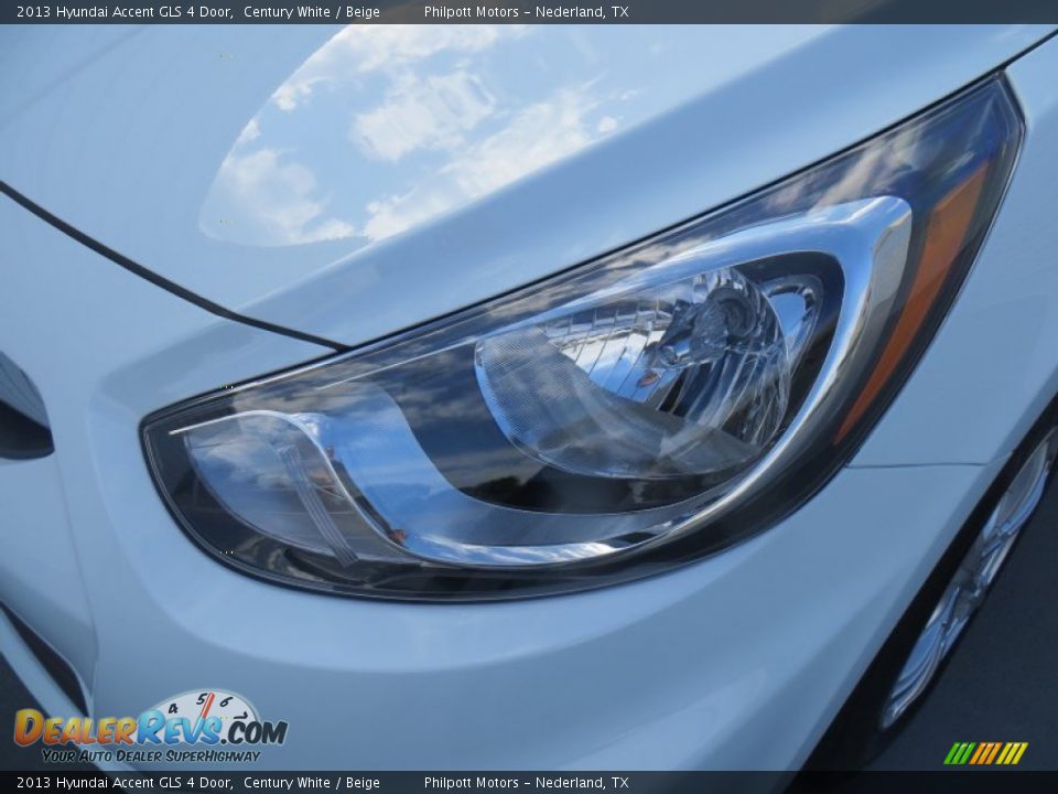 2013 Hyundai Accent GLS 4 Door Century White / Beige Photo #9