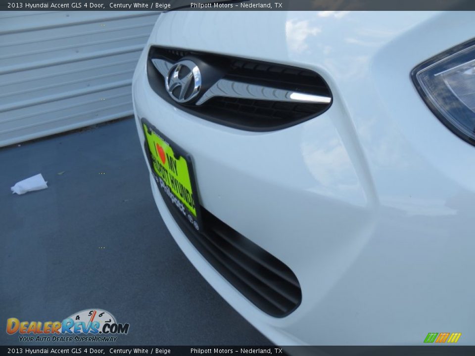 2013 Hyundai Accent GLS 4 Door Century White / Beige Photo #11