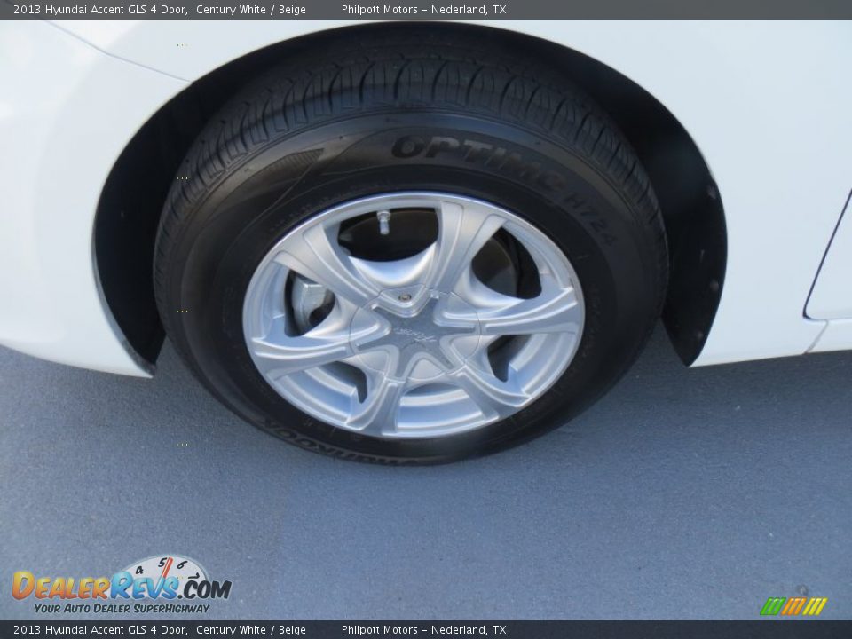 2013 Hyundai Accent GLS 4 Door Century White / Beige Photo #12