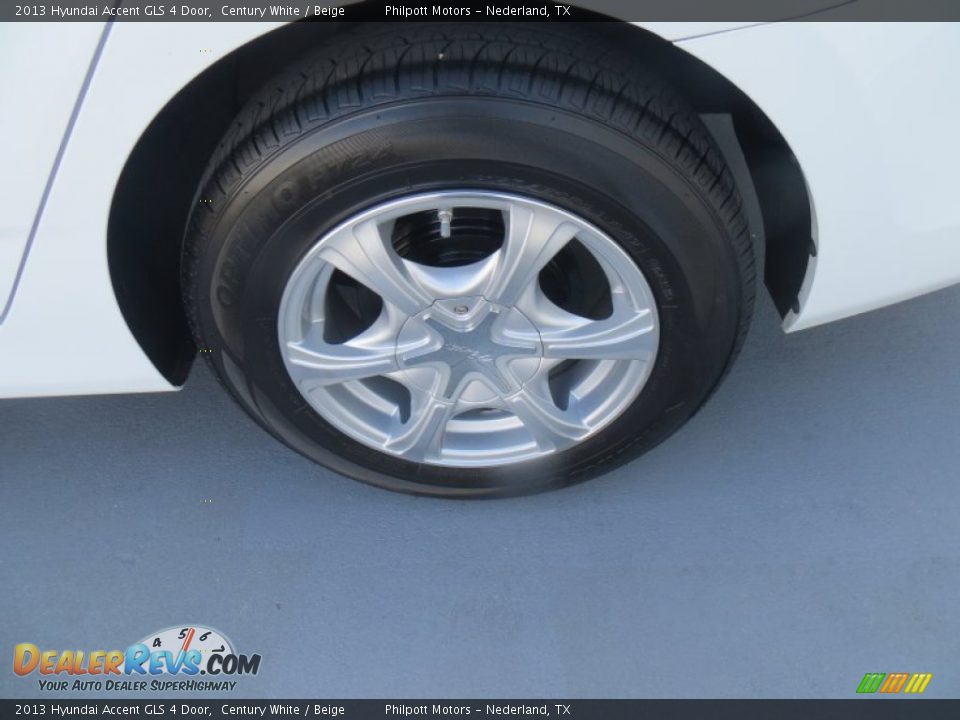 2013 Hyundai Accent GLS 4 Door Century White / Beige Photo #13
