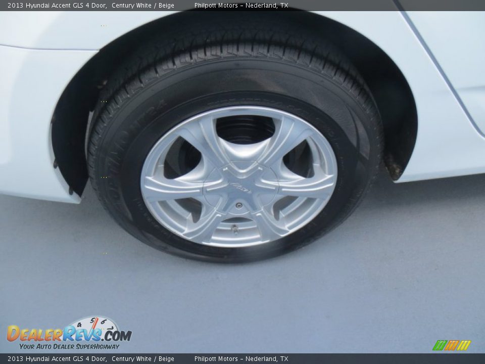 2013 Hyundai Accent GLS 4 Door Century White / Beige Photo #14