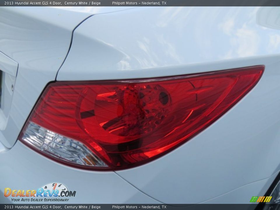 2013 Hyundai Accent GLS 4 Door Century White / Beige Photo #16