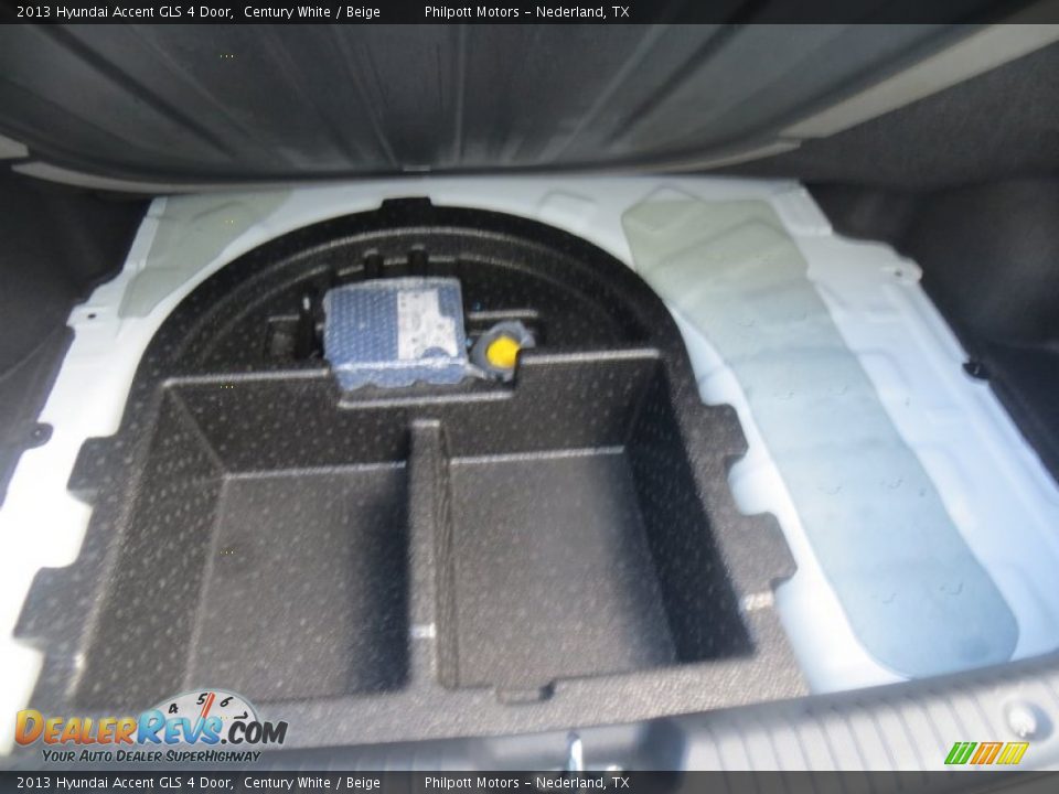 2013 Hyundai Accent GLS 4 Door Century White / Beige Photo #29