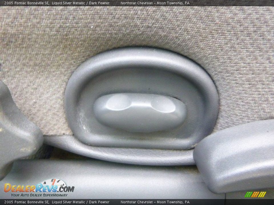 2005 Pontiac Bonneville SE Liquid Silver Metallic / Dark Pewter Photo #12