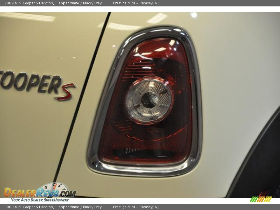 2009 Mini Cooper S Hardtop Pepper White / Black/Grey Photo #14