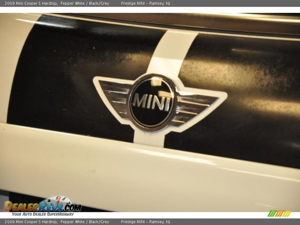 2009 Mini Cooper S Hardtop Pepper White / Black/Grey Photo #16