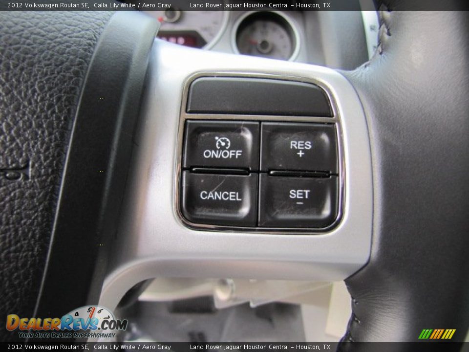 2012 Volkswagen Routan SE Calla Lily White / Aero Gray Photo #17