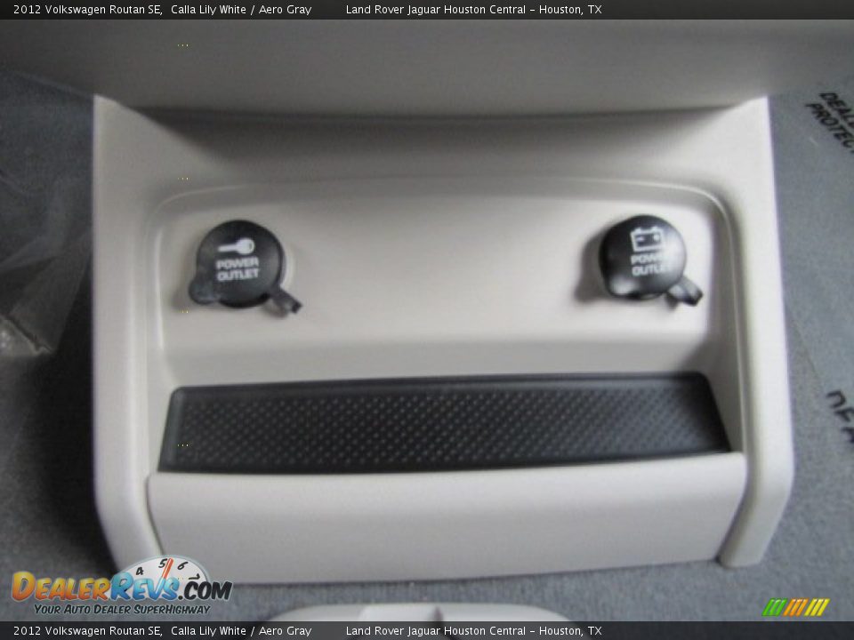 2012 Volkswagen Routan SE Calla Lily White / Aero Gray Photo #25