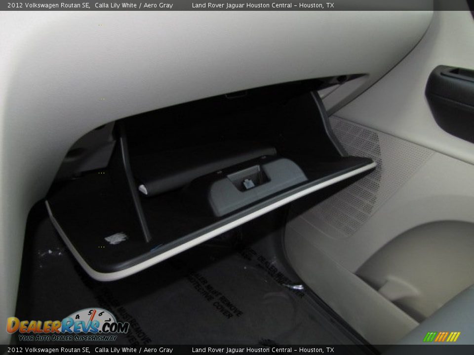 2012 Volkswagen Routan SE Calla Lily White / Aero Gray Photo #27
