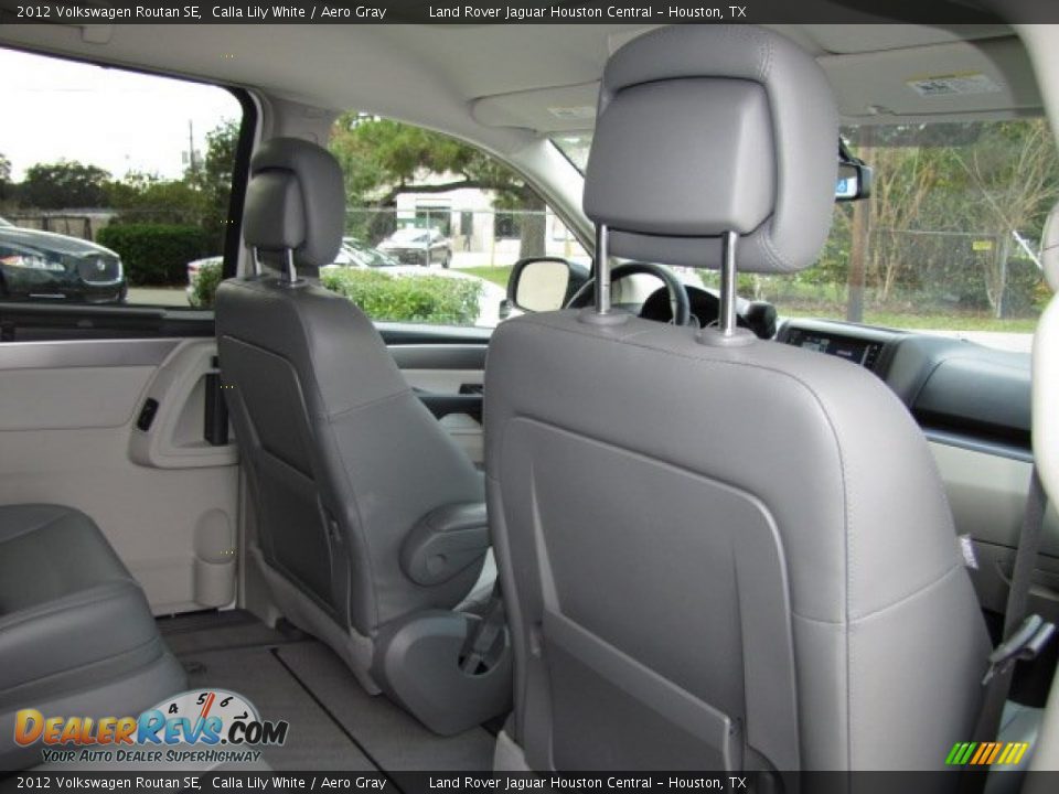 2012 Volkswagen Routan SE Calla Lily White / Aero Gray Photo #30