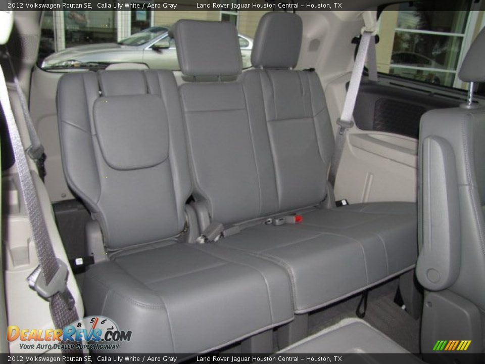 2012 Volkswagen Routan SE Calla Lily White / Aero Gray Photo #32