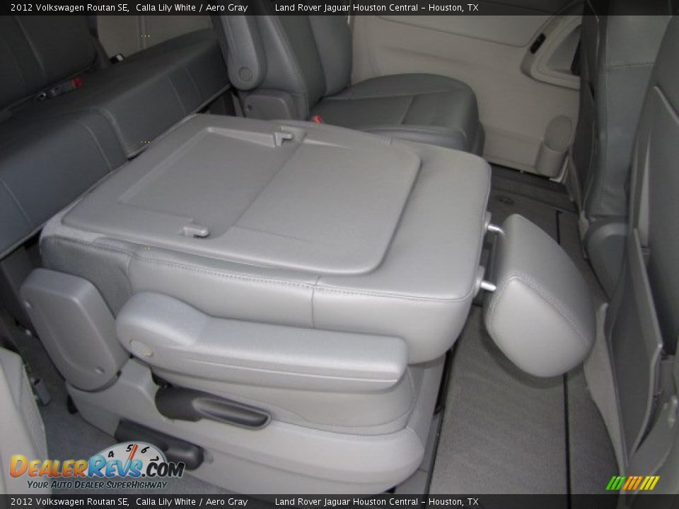 2012 Volkswagen Routan SE Calla Lily White / Aero Gray Photo #33