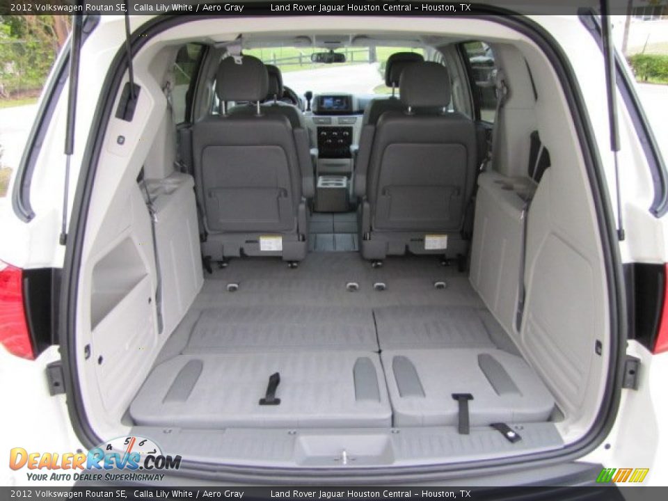 2012 Volkswagen Routan SE Calla Lily White / Aero Gray Photo #35
