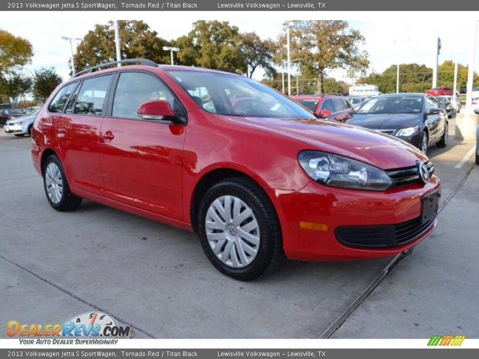 Front 3/4 View of 2013 Volkswagen Jetta S SportWagen Photo #7