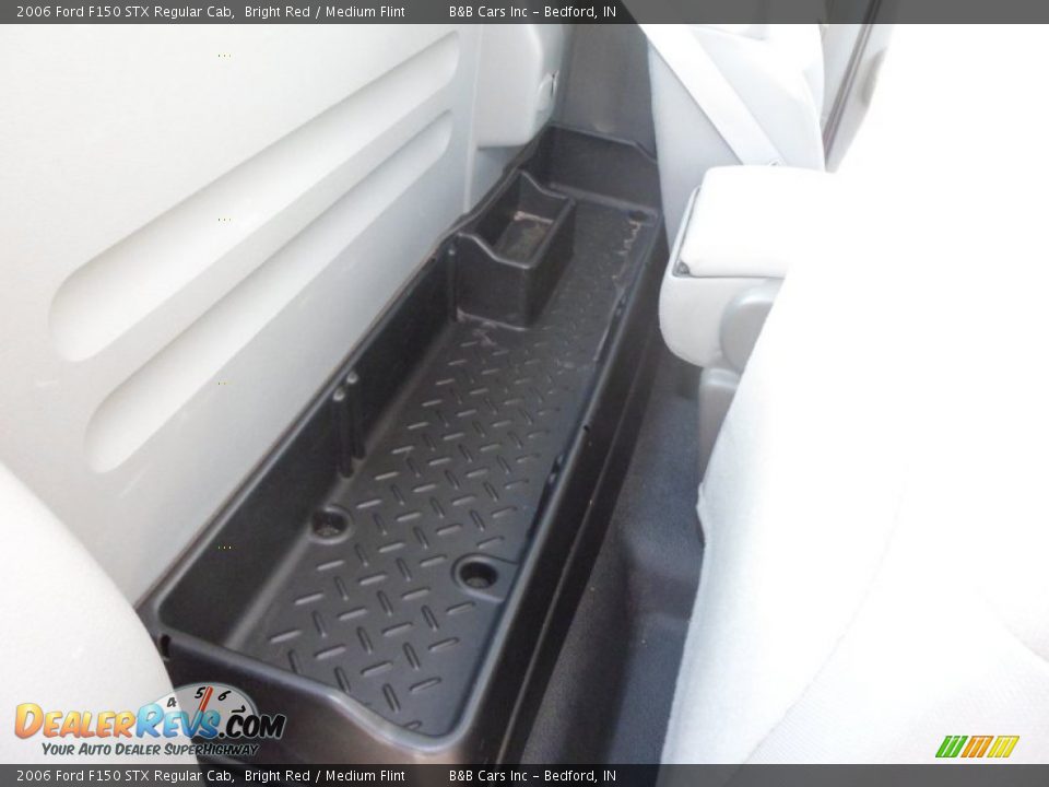 2006 Ford F150 STX Regular Cab Bright Red / Medium Flint Photo #16