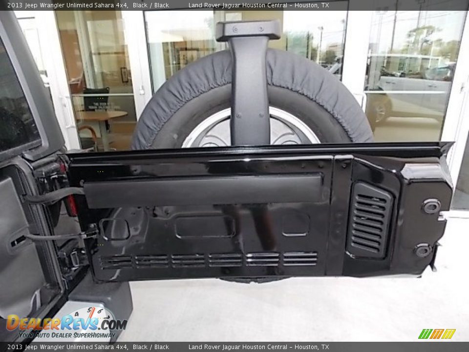 2013 Jeep Wrangler Unlimited Sahara 4x4 Black / Black Photo #25