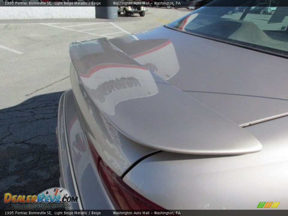 1995 Pontiac Bonneville SE Light Beige Metallic / Beige Photo #9