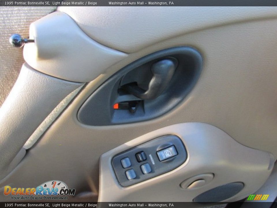 1995 Pontiac Bonneville SE Light Beige Metallic / Beige Photo #12