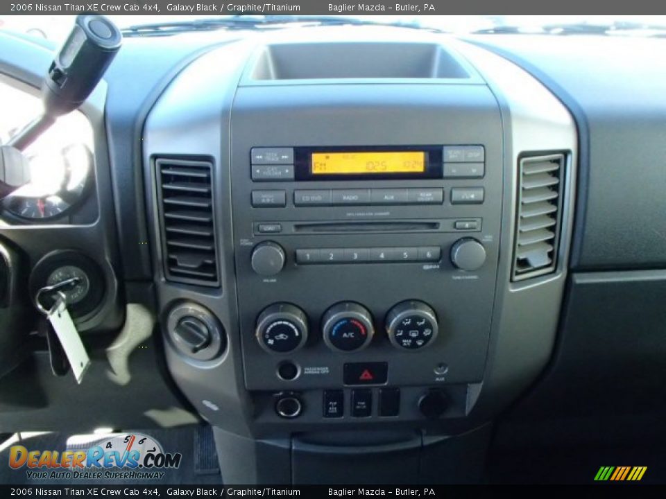 2006 Nissan Titan XE Crew Cab 4x4 Galaxy Black / Graphite/Titanium Photo #11
