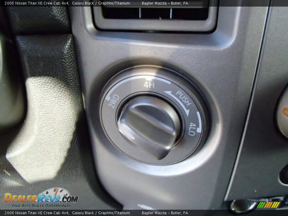 2006 Nissan Titan XE Crew Cab 4x4 Galaxy Black / Graphite/Titanium Photo #12