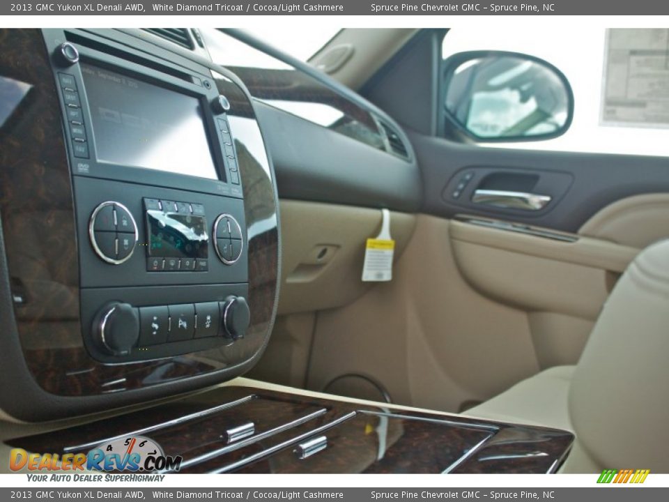 2013 GMC Yukon XL Denali AWD White Diamond Tricoat / Cocoa/Light Cashmere Photo #18