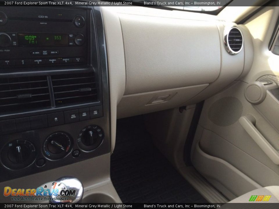 2007 Ford Explorer Sport Trac XLT 4x4 Mineral Grey Metallic / Light Stone Photo #24
