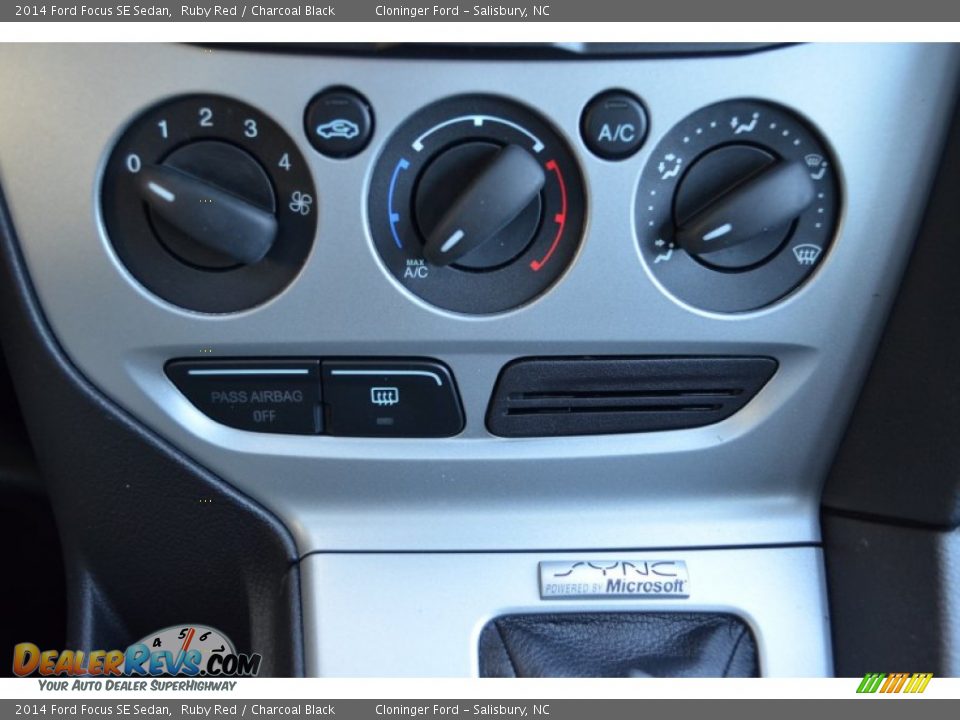 2014 Ford Focus SE Sedan Ruby Red / Charcoal Black Photo #17