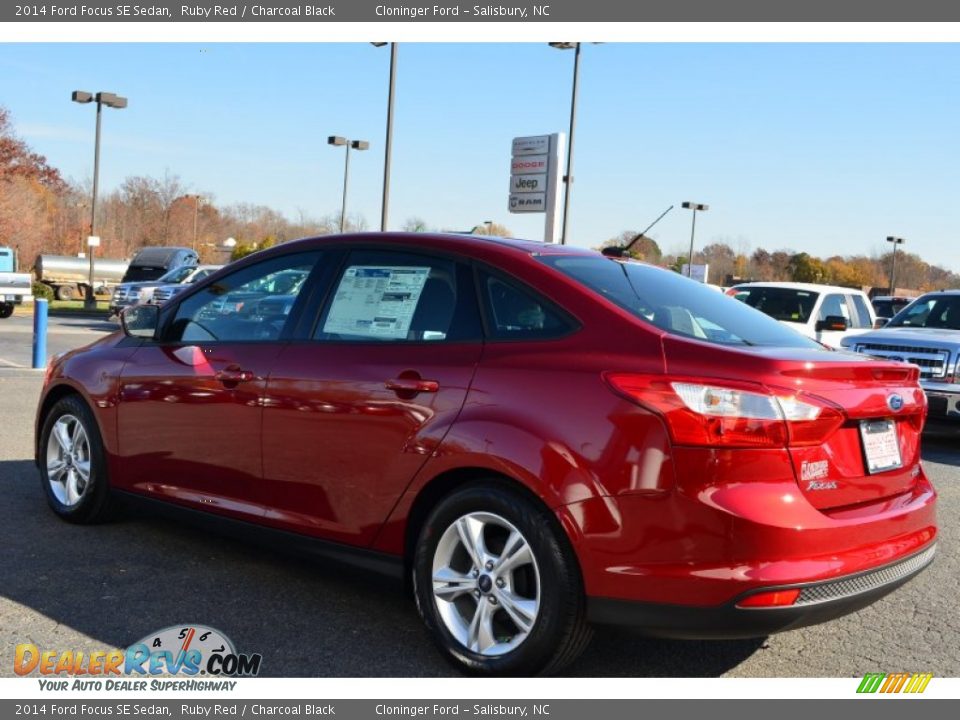 2014 Ford Focus SE Sedan Ruby Red / Charcoal Black Photo #25