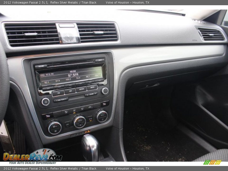 2012 Volkswagen Passat 2.5L S Reflex Silver Metallic / Titan Black Photo #10