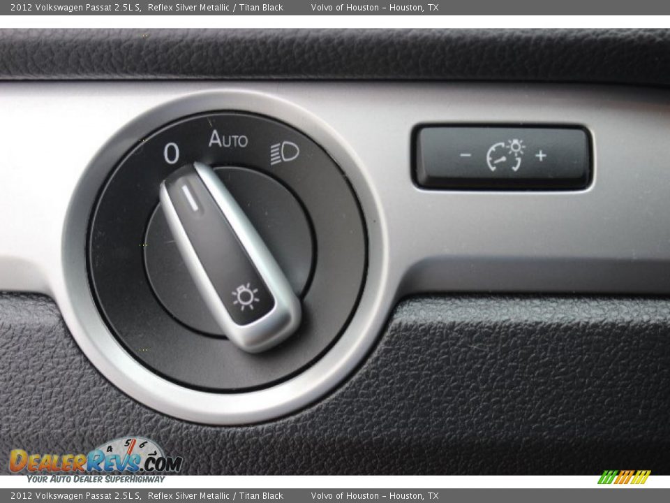 2012 Volkswagen Passat 2.5L S Reflex Silver Metallic / Titan Black Photo #20