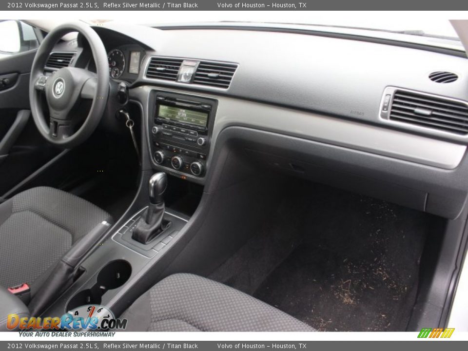 2012 Volkswagen Passat 2.5L S Reflex Silver Metallic / Titan Black Photo #28