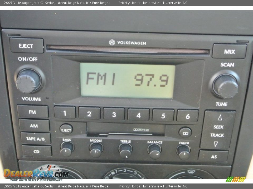 2005 Volkswagen Jetta GL Sedan Wheat Beige Metallic / Pure Beige Photo #12