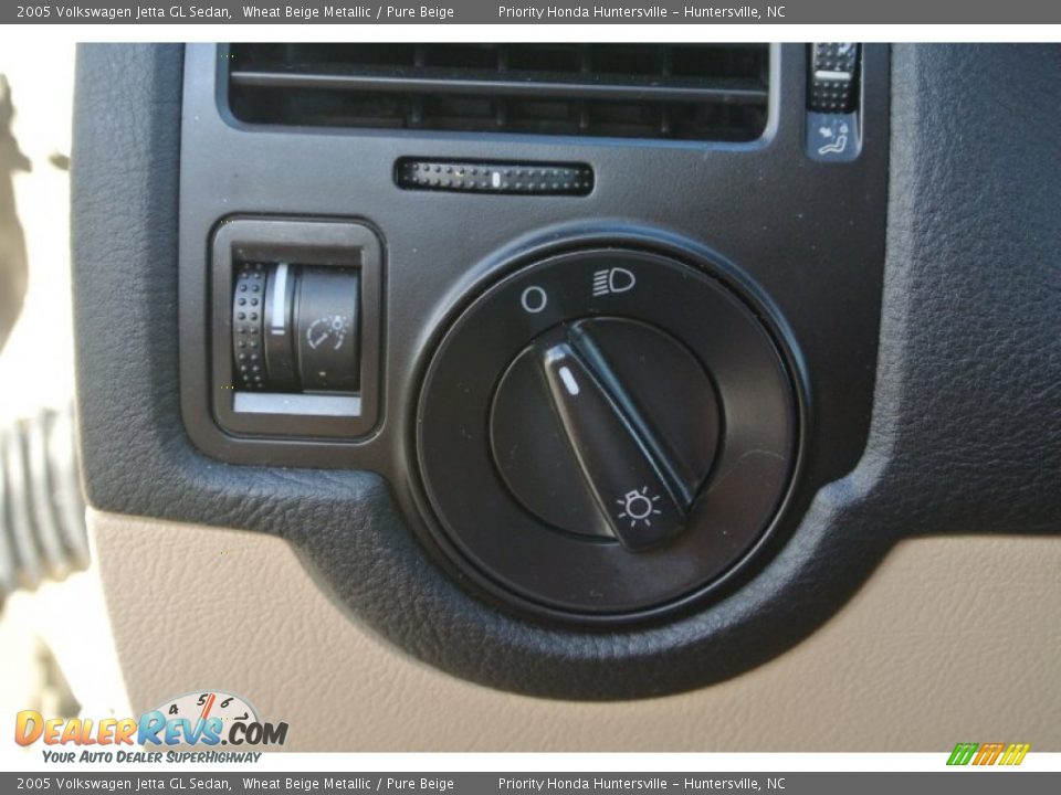 2005 Volkswagen Jetta GL Sedan Wheat Beige Metallic / Pure Beige Photo #14