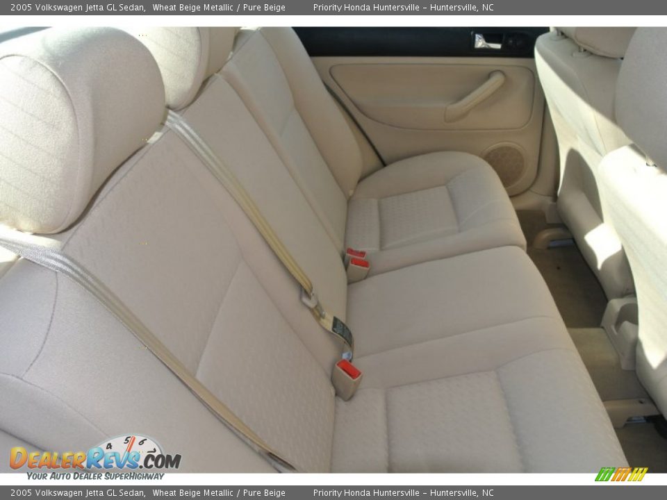 2005 Volkswagen Jetta GL Sedan Wheat Beige Metallic / Pure Beige Photo #17