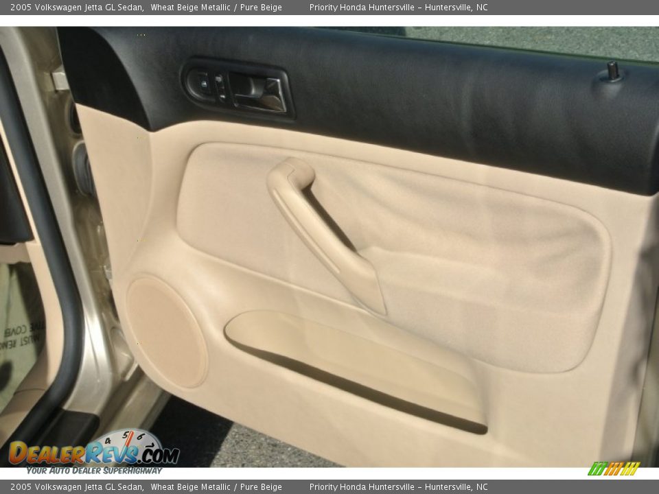 2005 Volkswagen Jetta GL Sedan Wheat Beige Metallic / Pure Beige Photo #18
