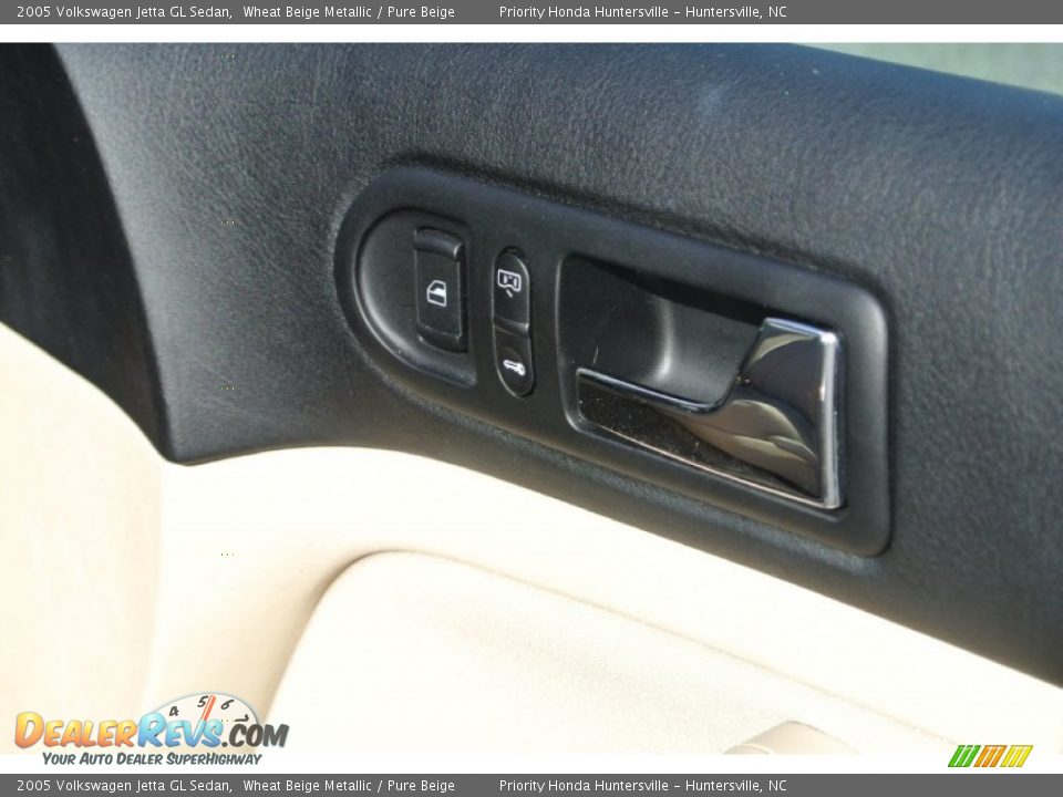 2005 Volkswagen Jetta GL Sedan Wheat Beige Metallic / Pure Beige Photo #19