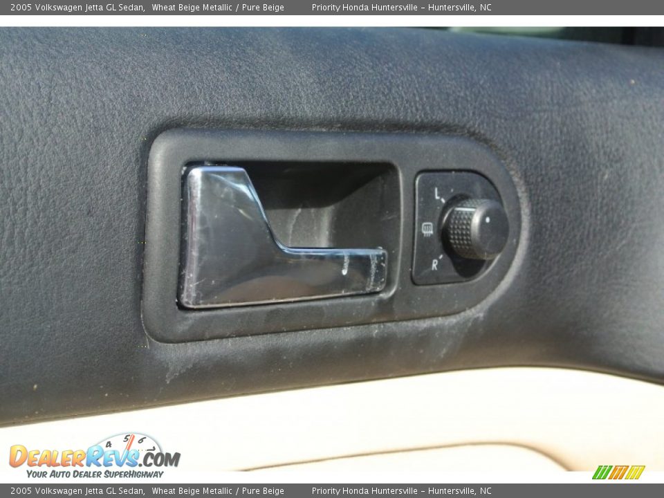2005 Volkswagen Jetta GL Sedan Wheat Beige Metallic / Pure Beige Photo #23
