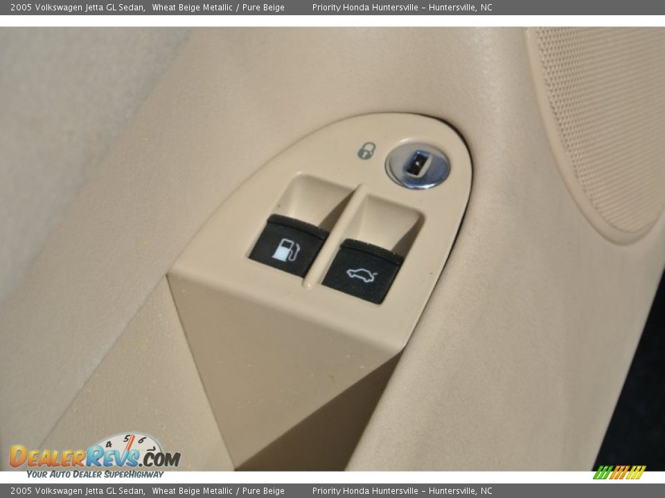 2005 Volkswagen Jetta GL Sedan Wheat Beige Metallic / Pure Beige Photo #24