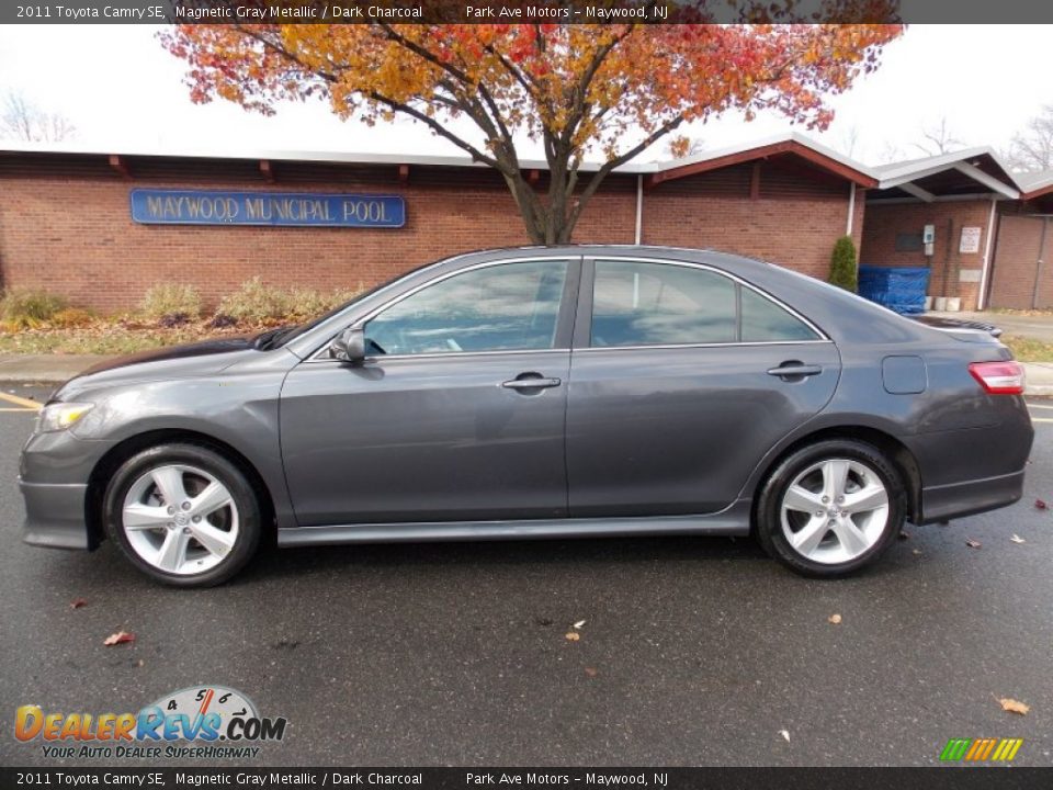 2011 Toyota Camry SE Magnetic Gray Metallic / Dark Charcoal Photo #2