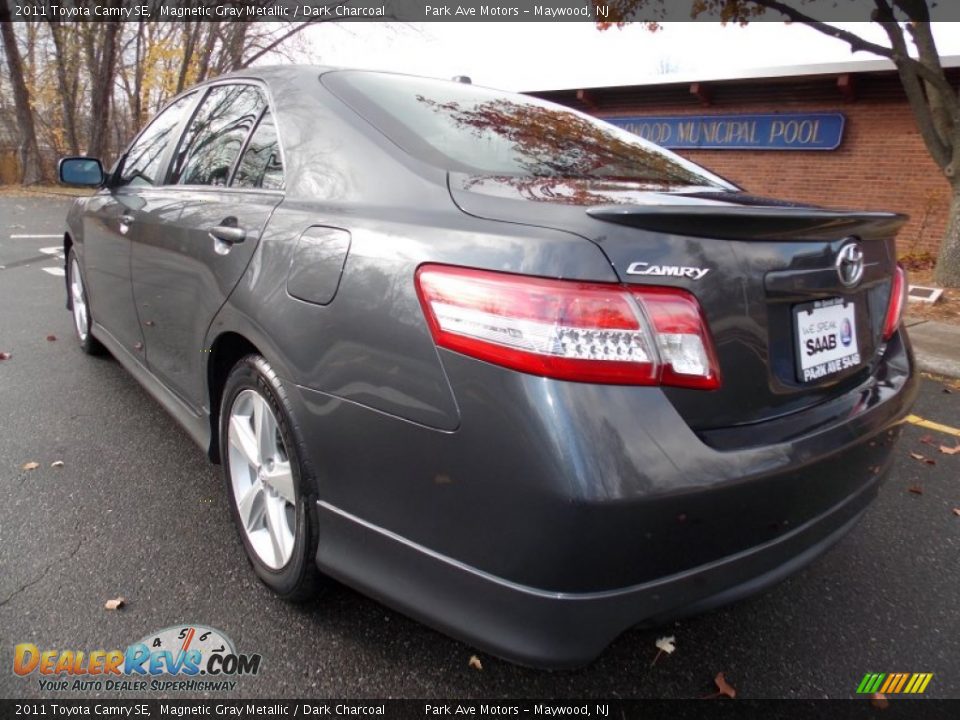 2011 Toyota Camry SE Magnetic Gray Metallic / Dark Charcoal Photo #3