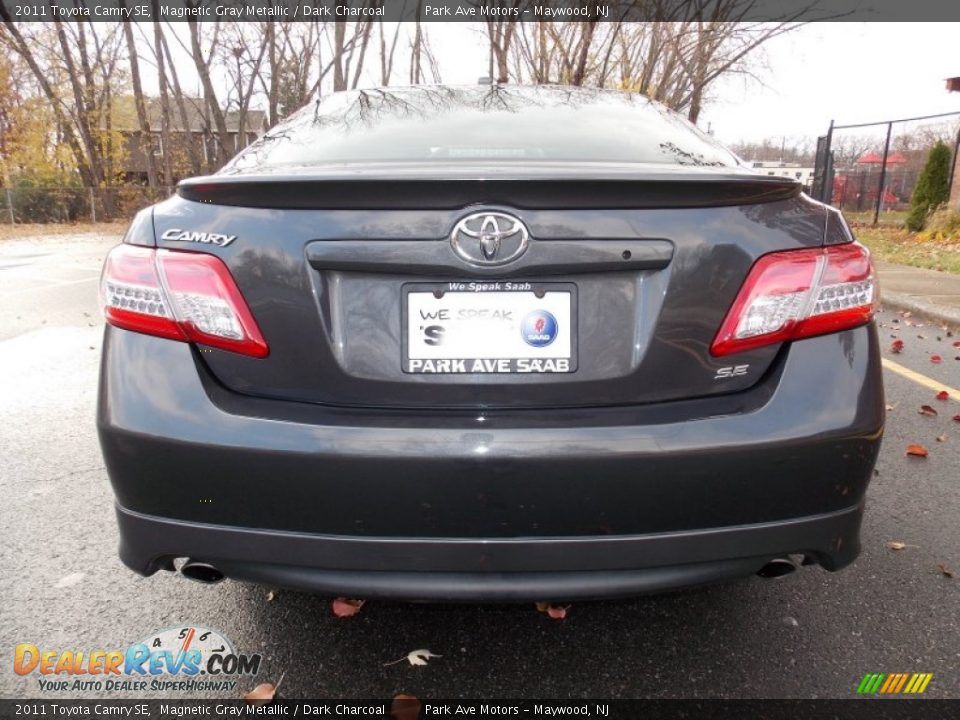 2011 Toyota Camry SE Magnetic Gray Metallic / Dark Charcoal Photo #4