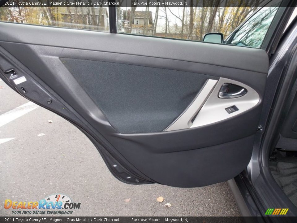 2011 Toyota Camry SE Magnetic Gray Metallic / Dark Charcoal Photo #16