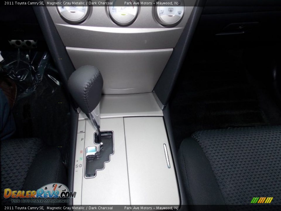 2011 Toyota Camry SE Magnetic Gray Metallic / Dark Charcoal Photo #31